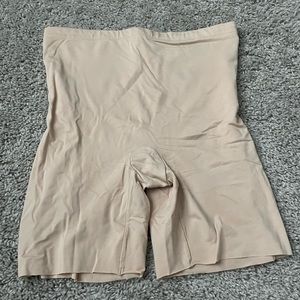 Assets by Spanx’s mid thigh short